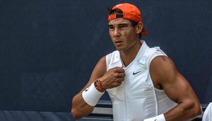 Nadal se pone su nuevo chaleco de hielo durante un entrenamiento en Nueva York.