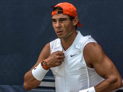 Nadal se pone su nuevo chaleco de hielo durante un entrenamiento en Nueva York.