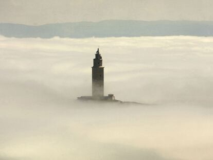 La Torre de Hércules entre la niebla