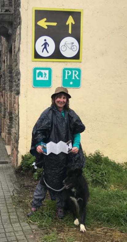 Mari Carmen Astigarraga shows her “pilgrim” certificate, next to Neo, upon their arrival at Santiago de Compostela.