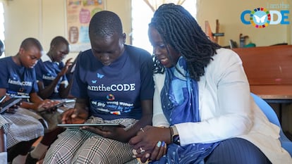 Lady Mariéme Jamme, fundadora y CEO de iamtheCODE, con una joven participante en los talleres de la fundación.
