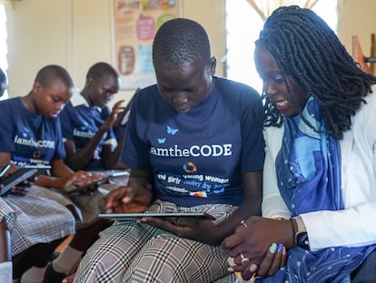 Lady Mariéme Jamme, fundadora y CEO de iamtheCODE, con una joven participante en los talleres de la fundación.