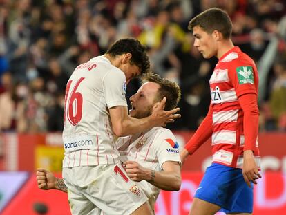 Jesús Navas e Iván Rakitic celebran ante el Granada