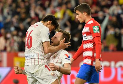 Jesús Navas e Iván Rakitic celebran ante el Granada