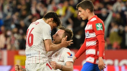 Navas y Rakitic celebran el tercer gol del Sevilla ante el Granada.