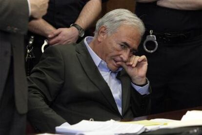 Strauss-Kahn escucha a su abogado durante la vista celebrada en Nueva York.