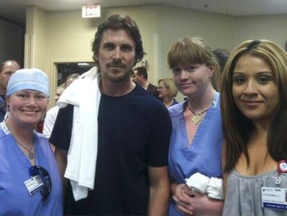 Christian Bale posa junto al personal del Hospital Sueco de Aurora, el 24 de julio de 2012.