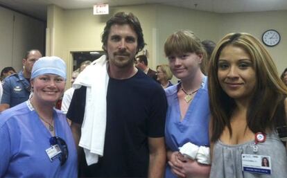 Christian Bale posa junto al personal del Hospital Sueco de Aurora, el 24 de julio de 2012.