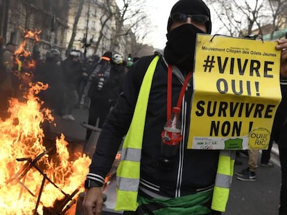 Imagen de un manifestante este sábado en París.