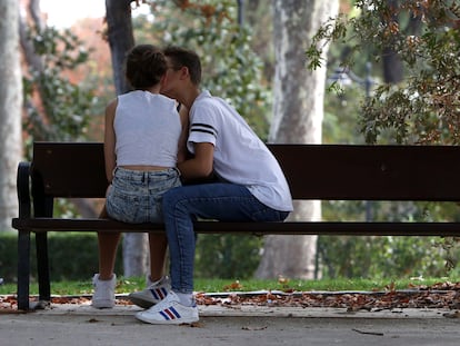 Una pareja de jóvenes el el parque del Retiro, en Madrid.