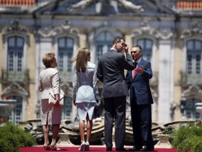 Los reyes de Espa&ntilde;a y el presidente de Portugal y su esposa, en los jardines del palacio de Queluz.