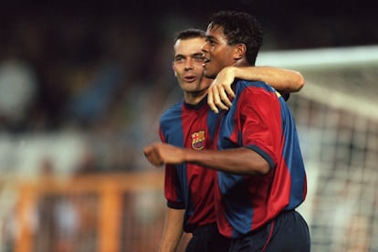 Patrick Kluivert (derecha) y Philip Cocu celebran un gol del FC Barcelona contra el Valencia CF en 1998.