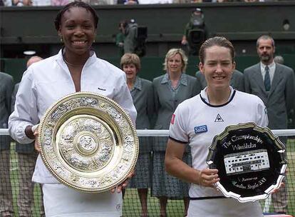 Una jovencísima Justine Henin, dos años después de convertirse en profesional en 1999, entra en el top 20 primero y en el top 10 del ranking WTA después apuntando maneras. En la imagen, junto a Venus Williams, tras perder en la final de Wimbledon, donde derrotó a Arantxa Sánchez Vicario, Conchita Martínez o Jennifer Capriati entre otras. Henin comenzó la temporada en el puesto 45 y concluyó en el 7.