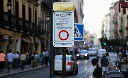 Carteles y cámaras a la entrada del área de prioridad residencial de Ópera.