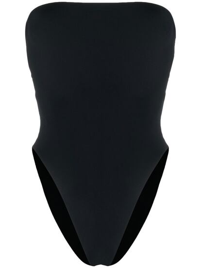 El clásico bañador negro sin tirantes es el eterno infalible durante la época estival. Este diseño de puro lujo lo firma Yves Saint Laurent. A la venta en Farfetch. 490 euros.