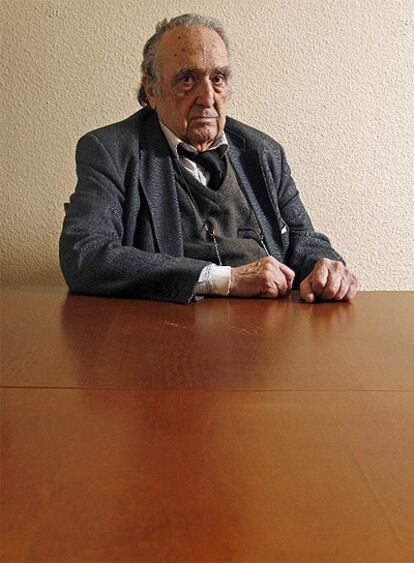 El escritor Rafael Sánchez Ferlosio (Roma, 1927) ha logrado el Premio Nacional de las Letras Españolas que concede el Ministerio de Cultura a toda una trayectoria. Ensayista, novelista y ácido polemista, ya obtuvo el Cervantes, máximo galardón de la literatura en español, en 2004. Su obra se caracteriza por el comrpomiso con el lenguaje preciso y la guerra contra el cliché.