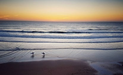 Dos surfistas en la playa de Amado, en la Costa Vicentina (Portugal).