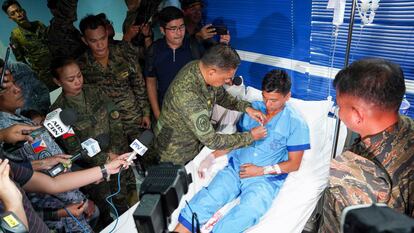 Las Fuerzas Armadas de Filipinas condecoran a un miembro herido en aguas del mar del Sur de China, en junio.