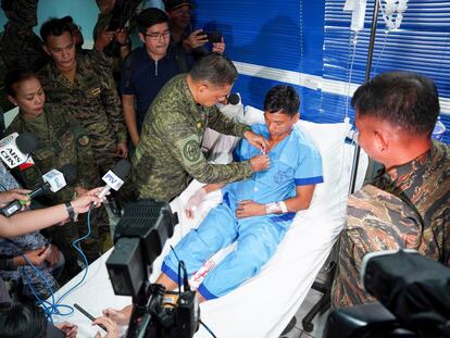 Una foto facilitada por las Fuerzas Armadas de Filipinas muestra al general Romeo Brawner Jr. poniendo una medalla a un miembro del personal herido en aguas en disputa del mar del Sur de China, en unas instalaciones en la provincia de Palawan, el 19 de junio.