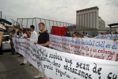 Un grupo de marroquíes protesta por la visita de Mariano Rajoy a Melilla.