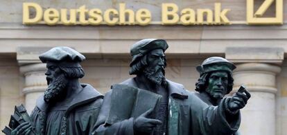 Una estatua cercana a una oficina de Deutsche Bank en Fr&aacute;ncfort.