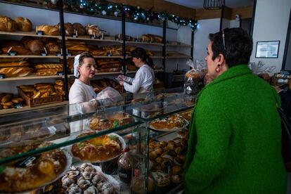 Una dependienta atiene el martes a una clienta en una pastelería de Madrid.