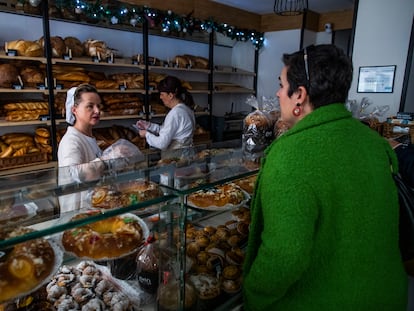 Una dependienta atiene el martes a una clienta en una pastelería de Madrid.