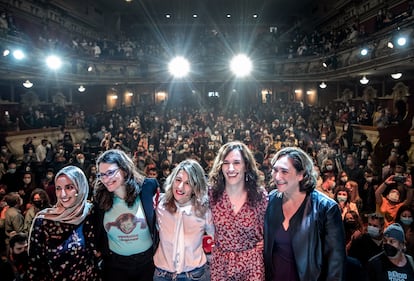 
Desde la izquierda, Fatima Hamed Hossain, Mónica Oltra, Yolanda Díaz, Mónica García y Ada Colau, en un acto de dirigentes femeninas en Valencia, el 13 de noviembre de 2021.
 