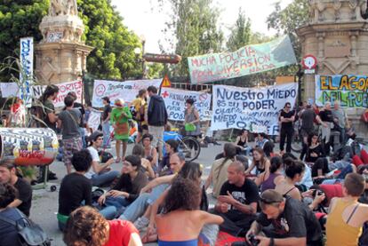 Decenas de manifestantes bloquearon el miércoles el acceso al Parlamento de Cataluña para protestar pos los recortes sociales.