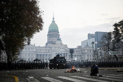 La policía acordona el Congreso mientras los legisladores debaten un proyecto de ley de reforma en Buenos Aires, (Argentina), el miércoles 12 de junio de 2024.