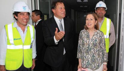 Manuel Manrique, presidneted e Sacyr; Juan Carlos Varela, presidnete de Panamá, Ana Pastro, entocnes ministra de Fomento, en una visita al canal en mayo de 2016.