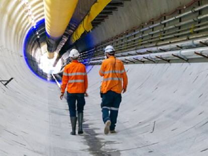 Dos trabajadores de Cimic en una conducción construida por la filial de ACS.