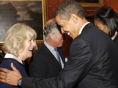 Obama, a la izquierda, saluda a Camilla, esposa del príncipe Carlos.