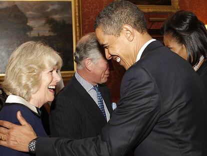 Obama, a la izquierda, saluda a Camilla, esposa del príncipe Carlos.