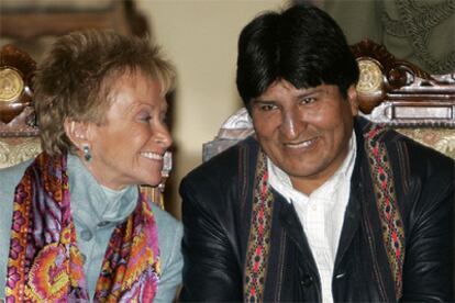 La vicepresidenta del Gobierno, Fernández de la Vega, y el presidente de Bolivia, Evo Morales, ayer en La Paz.