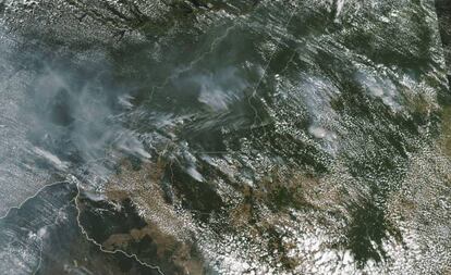 Imagen de satélite de la NASA con el humo de los focos de los incendios en la Amazonia.