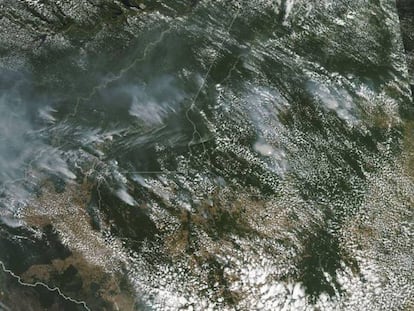 Imagen de satélite de la NASA con el humo de los focos de los incendios en la Amazonia.