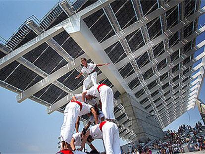 Una agrupación de <i>falcons</i> realizó su exhibición bajo la gran placa fotovoltaica del Fórum.