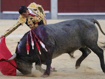 Emilio de Justo, con el sexto toro de la corrida de hoy en Las Ventas.