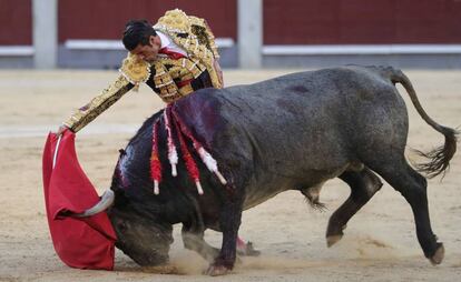 Emilio de Justo, con el sexto toro de la corrida de hoy en Las Ventas.