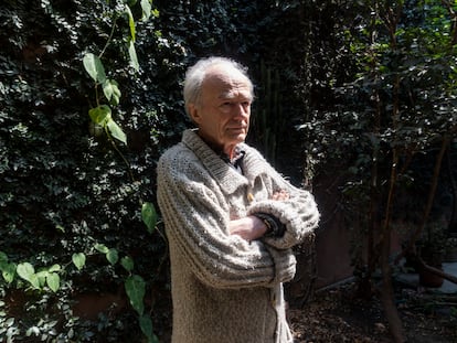 El historiador Jean Meyer, en el jardín de su residencia en Ciudad de México.