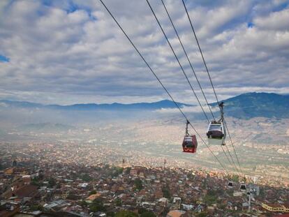 Metrocable hacia el barrio Santo Domingo de Medellín.