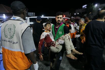 Llegada de un herido al hospital Al Shifa, la noche del martes.