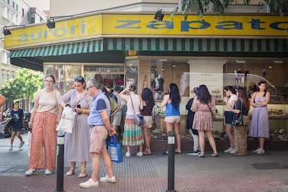 Varias personas hacen cola para entrar a la zapatería, este sábado.