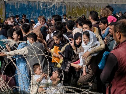 Una multitud se agolpa en los muros del aeropuerto de Kabul para ser evacuada, este viernes 20 de agosto.