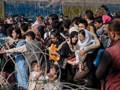 Afegãos se aglomeram junto aos muros do aeroporto de Cabul na esperança de serem retirados do país, nesta sexta-feira.