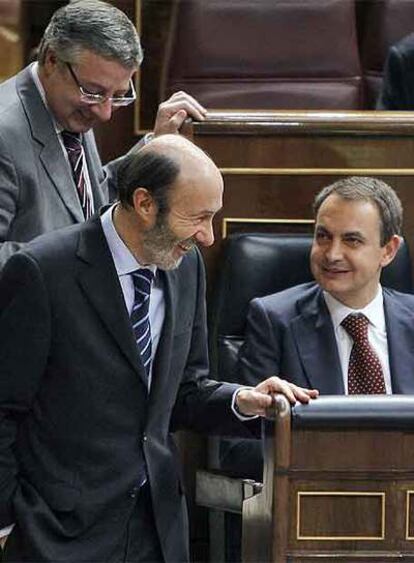Rubalcaba, delante de Blanco, conversa con Zapatero en el Congreso.