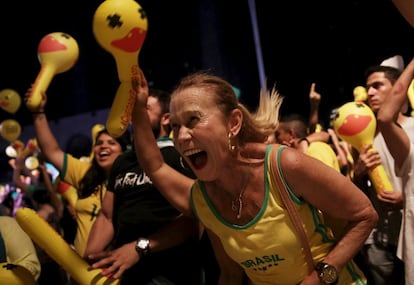 Manifestante pró-impeachment comemora avanço do placar desfavorável à presidenta. 