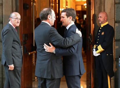 El líder del PP, Pablo Casado (a la derecha) junto al expresidente del Senado, Pío García Escudero, a su llegada al Congreso.