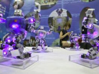 Robots hacen una demostración de baile durante una feria comercial. EFE/Archivo